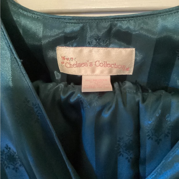 Chelsea’s Collection ladies long sleeve satin striped pajamas, size medium - Picture 3 of 10